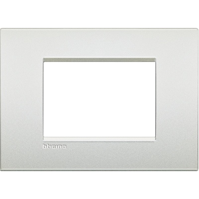 Bticino LivingLight Рамка Итальянский стандарт Air Pearl white 3- местная