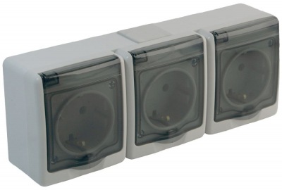 Gniazdo BETA1, potrojne, 3xP+Z, IP44, dymne, ob.sz