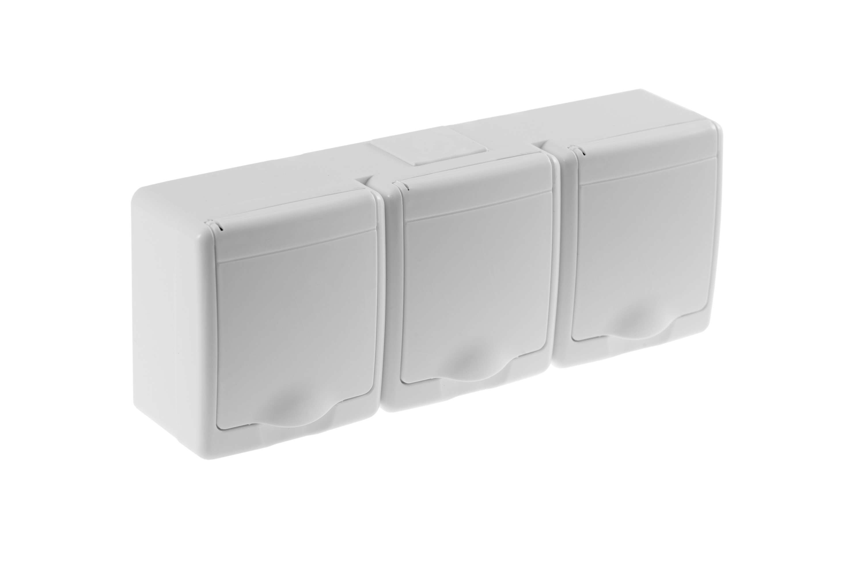 socket  BETA,triple,3x2P+PE,IP44 white cover