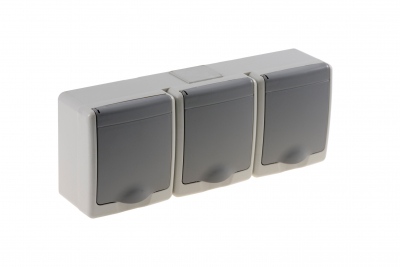 Gniazdo BETA1, potrojne, 3xP+Z, IP44, szare, ob. s