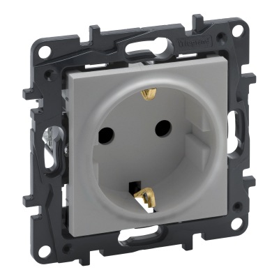 Niloe Step алюминий Розетка 2P+E с детской защитой