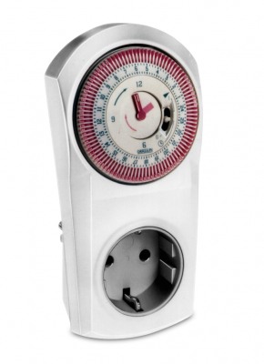 Plug-in timer for daily programs, with pointer mechanism and protective cover, analogue